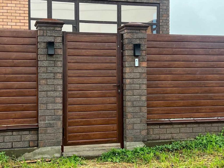 Паркани металеві. Паркан жалюзі. Огорожа ранчо.