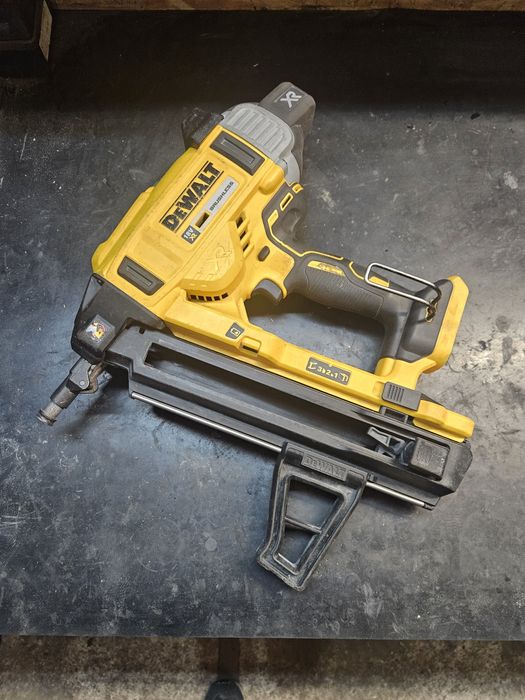 Osadzak dewalt DCN890
