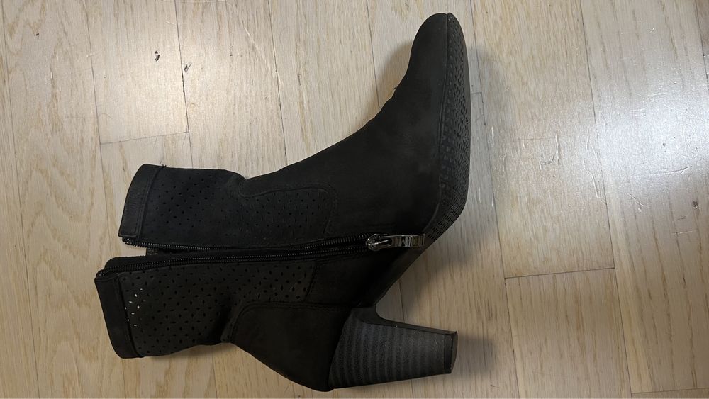 Czarne eleganckie botki