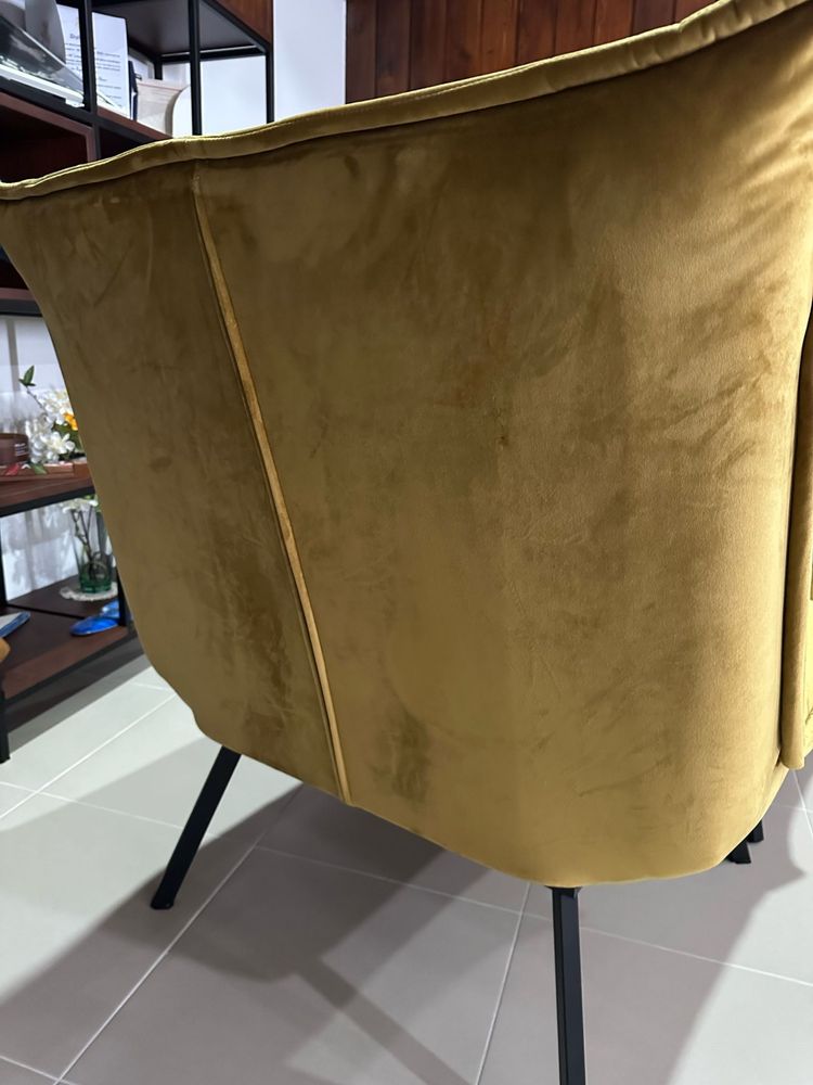 Poltrona com apoio de pés amarelo torrado