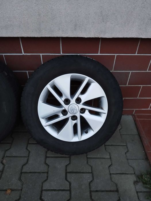 Koła Toyota Auris 15 cali opony zimowe gotowe do jazdy wyważone TPMS