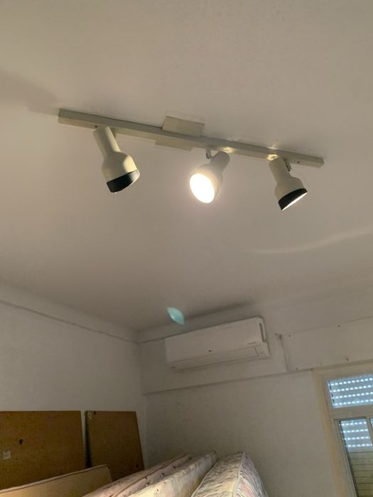 Candeeiro de tecto , com 3 focos .