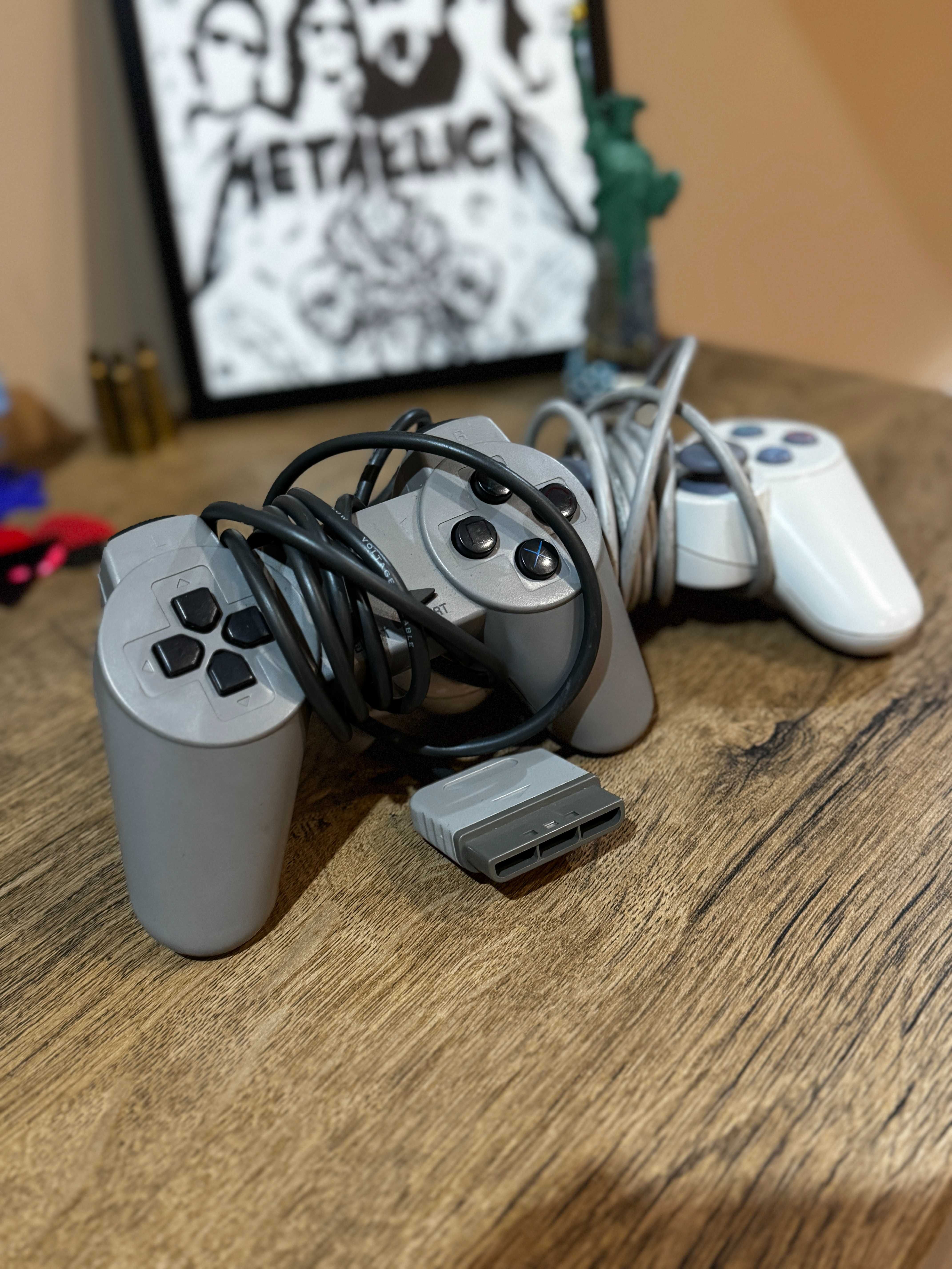 Oryginalne kontrolery Sony PlayStation 1 – 2 sztuki (biały + szary)