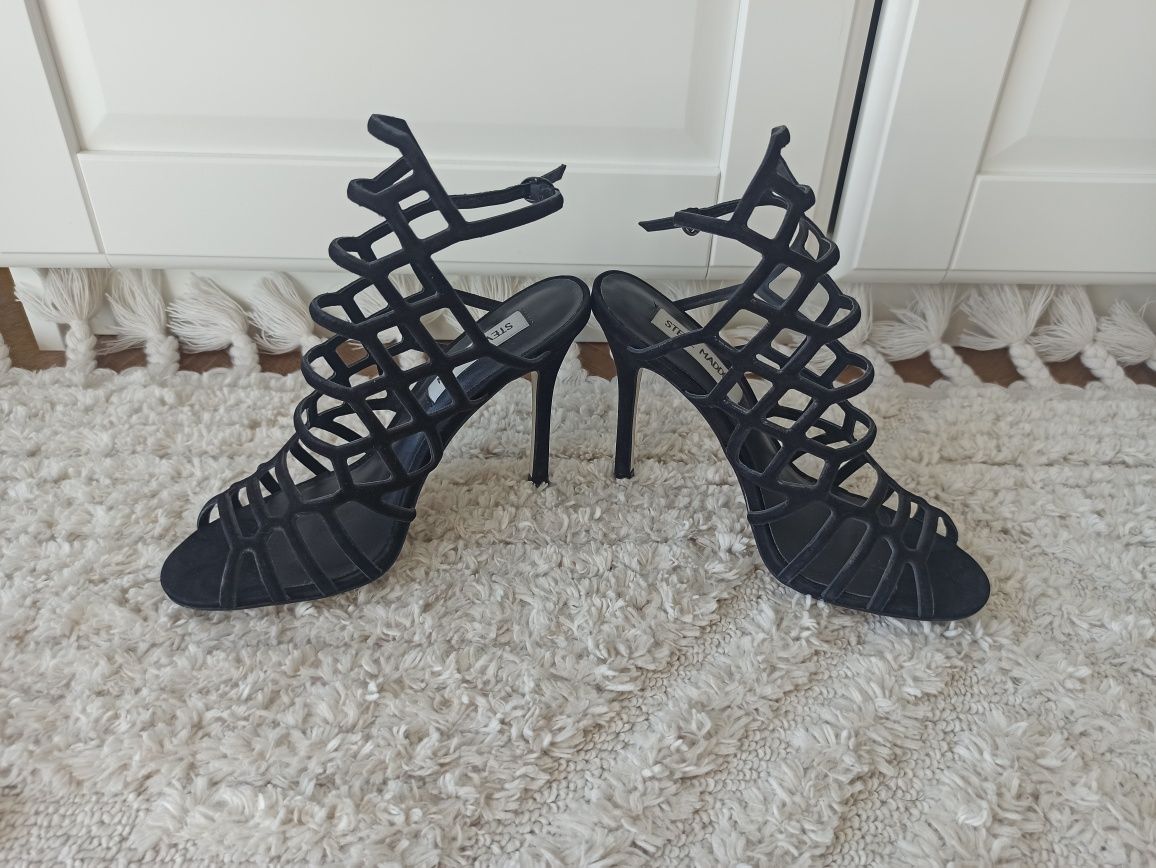 Czarne zamszowe sandały z paseczkami Steve Madden rozmiar 37
