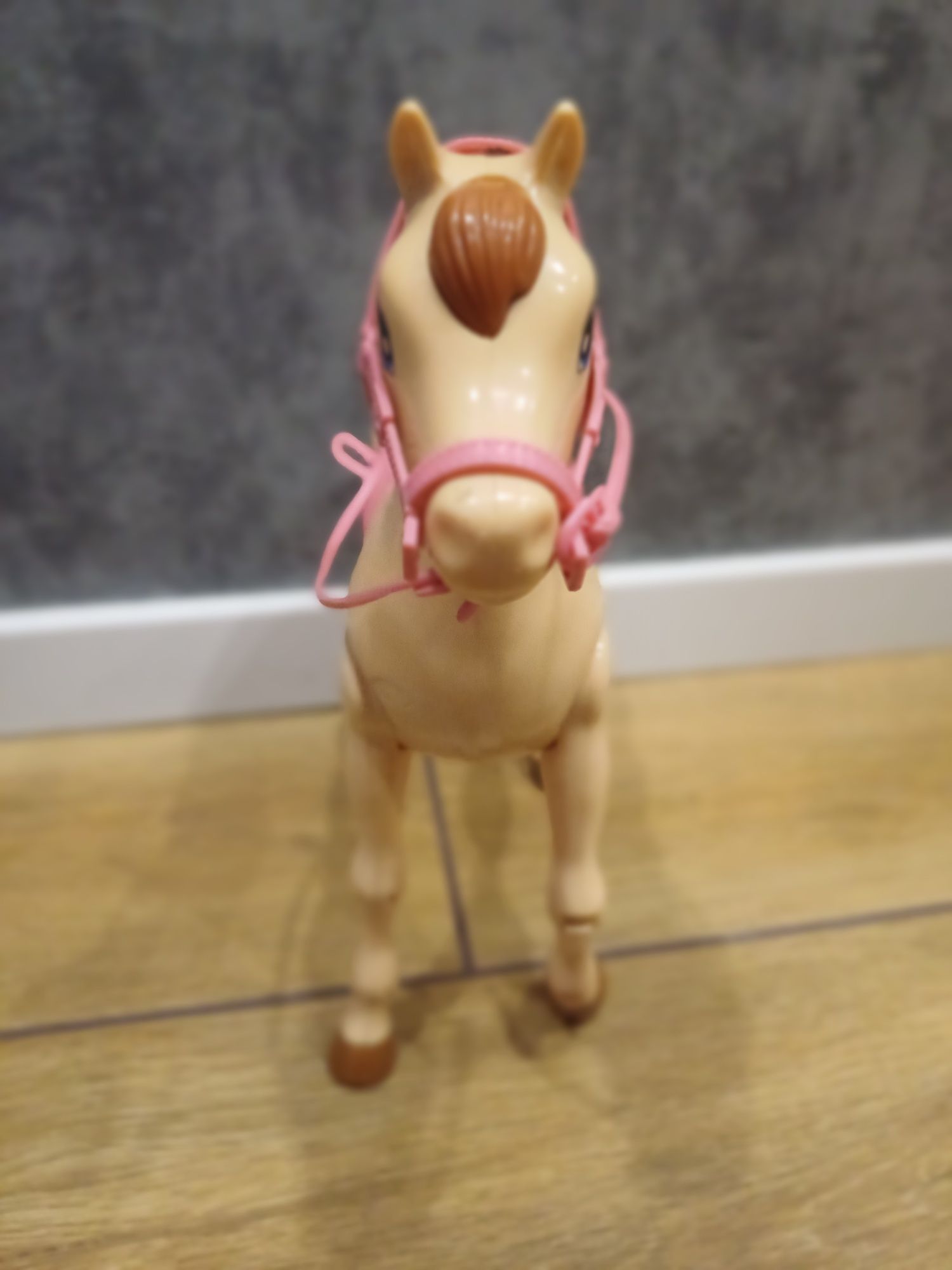 Chodzący koń barbie