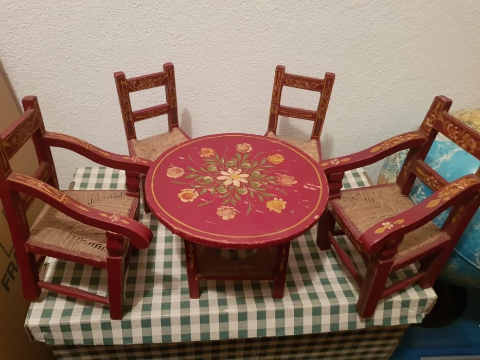 Mesa e cadeiras de madeira de brincar