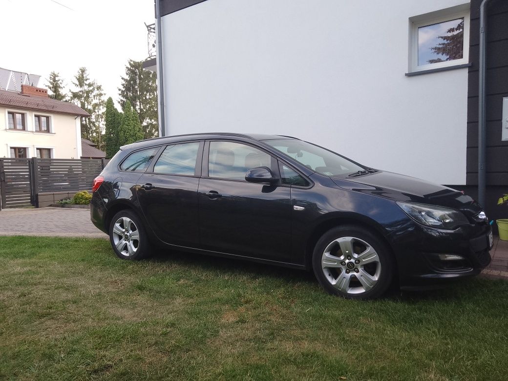 Opel Astra J kombi 2014 r.