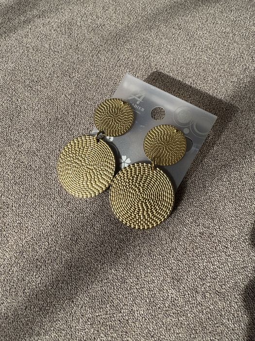 Золотистые круглые большие серьги сережки золотые гвоздики