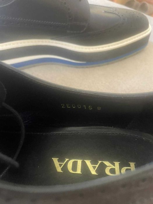 Sapatos Prada derby 2EG015 na cor couro preto