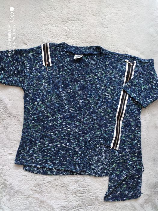 Marmurkowy sweter zamki