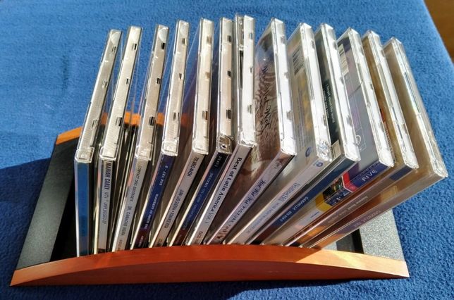 Suporte para 16 CDs - Plástico Preto e Madeira Mel - Otimo Estado!