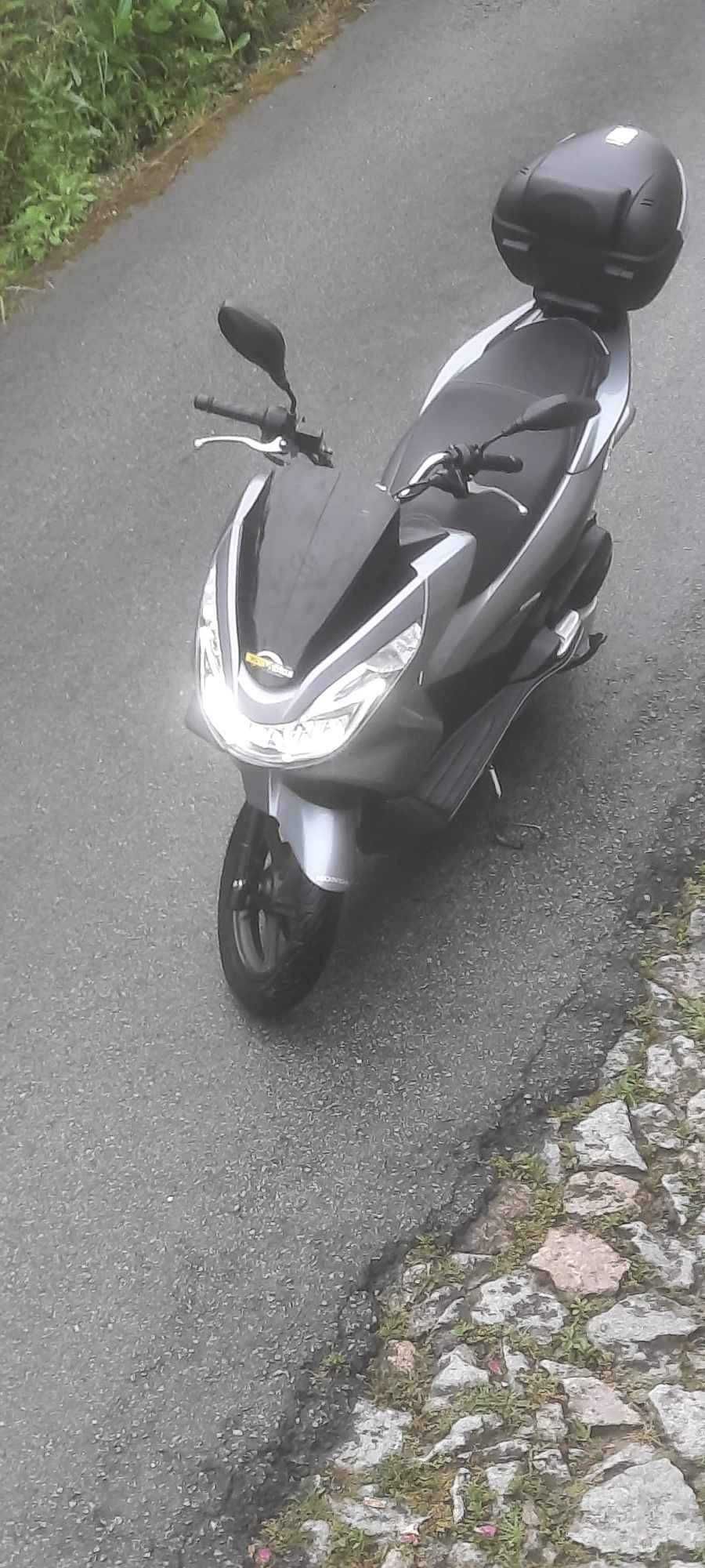 Moto Honda PCX cinza
