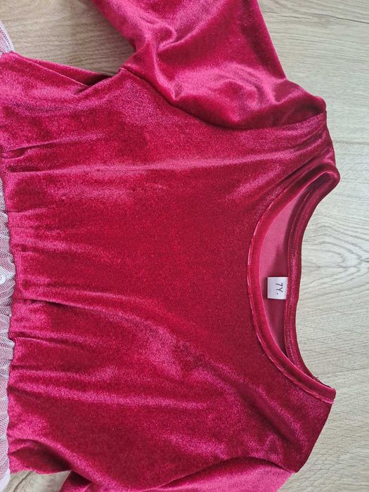 Продам плателье новогоднее на девочку 6-7лет