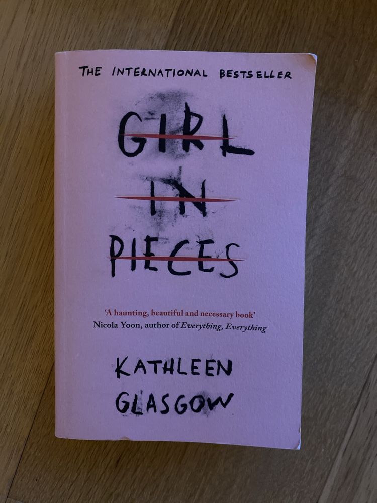 Livro “Girl in Pieces”