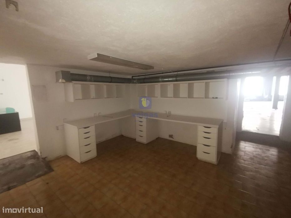 Loures, Excelente Espaço de 83+49m2 com 2 Montras, EQUIPADO com extraç