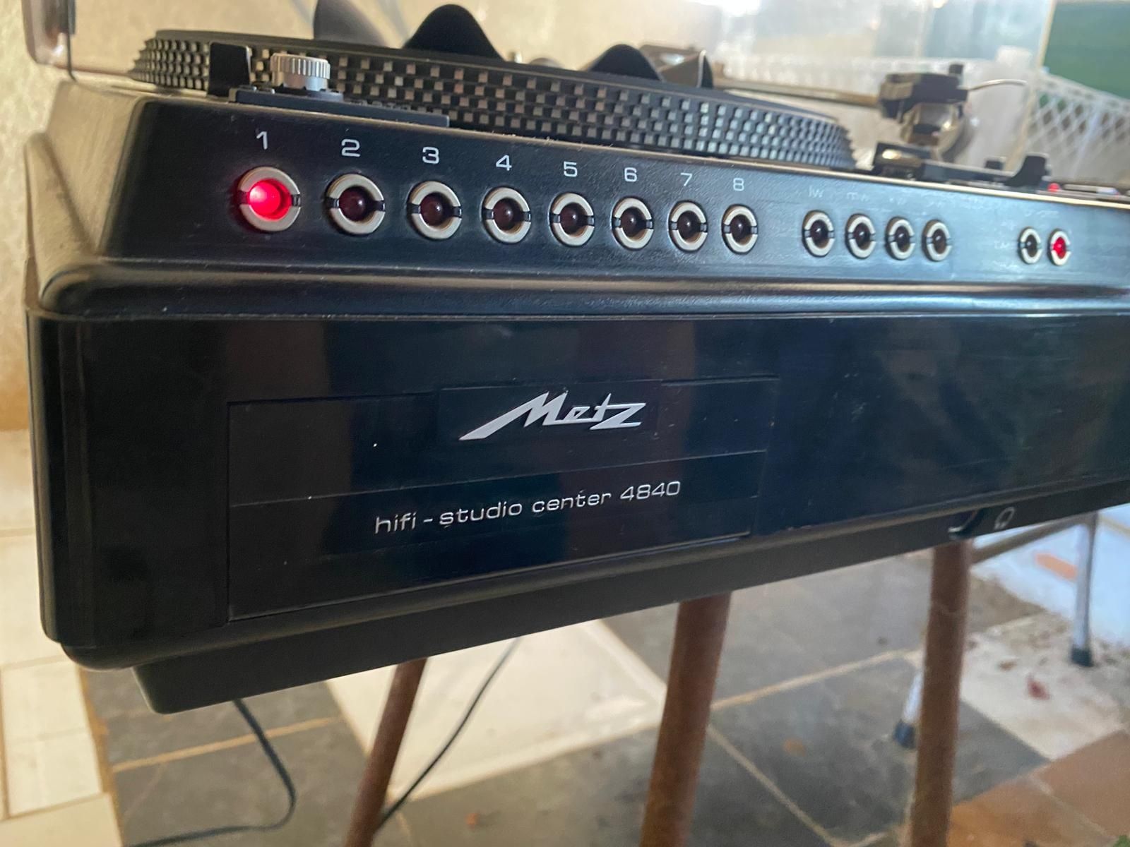 Gira discos com radio , leitor de cassetes