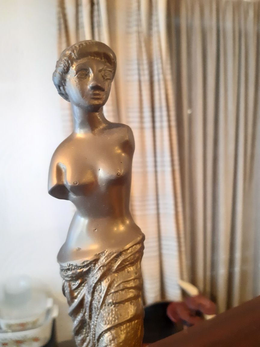 Escultura pesada em ferro dourado