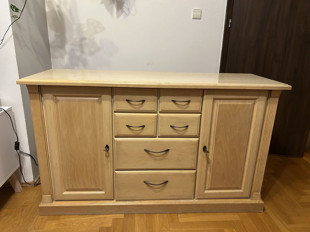 Drewniana komoda z szufladami