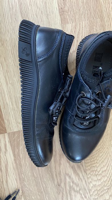 Спортивные туфли)