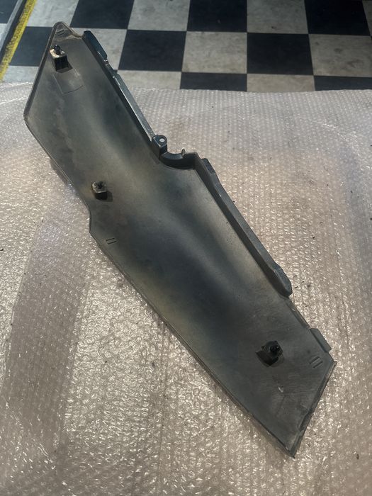 Osłona tylna prawa Yamaha FZR 600 Ogon Zadupek Tył Bok Boczek V321