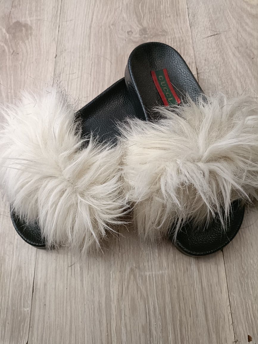 Włochate kremowe klapki Gucci