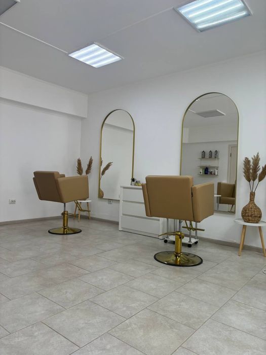 Мебель для салона. Крісло перукпрське, дзеркало