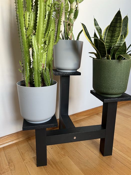 Stojak na kwiaty - kwietnik -czarny - lite drewno - bardzo solidny