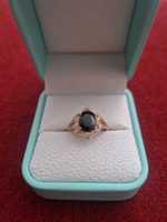 Anel de ouro com diamantes e Safira