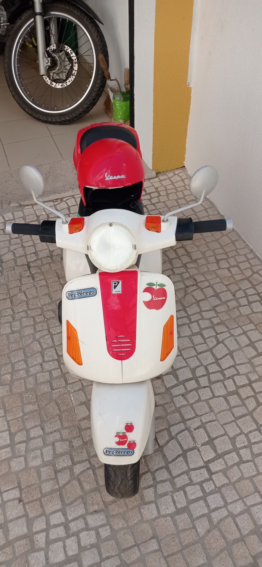 Vespa a bateria criança