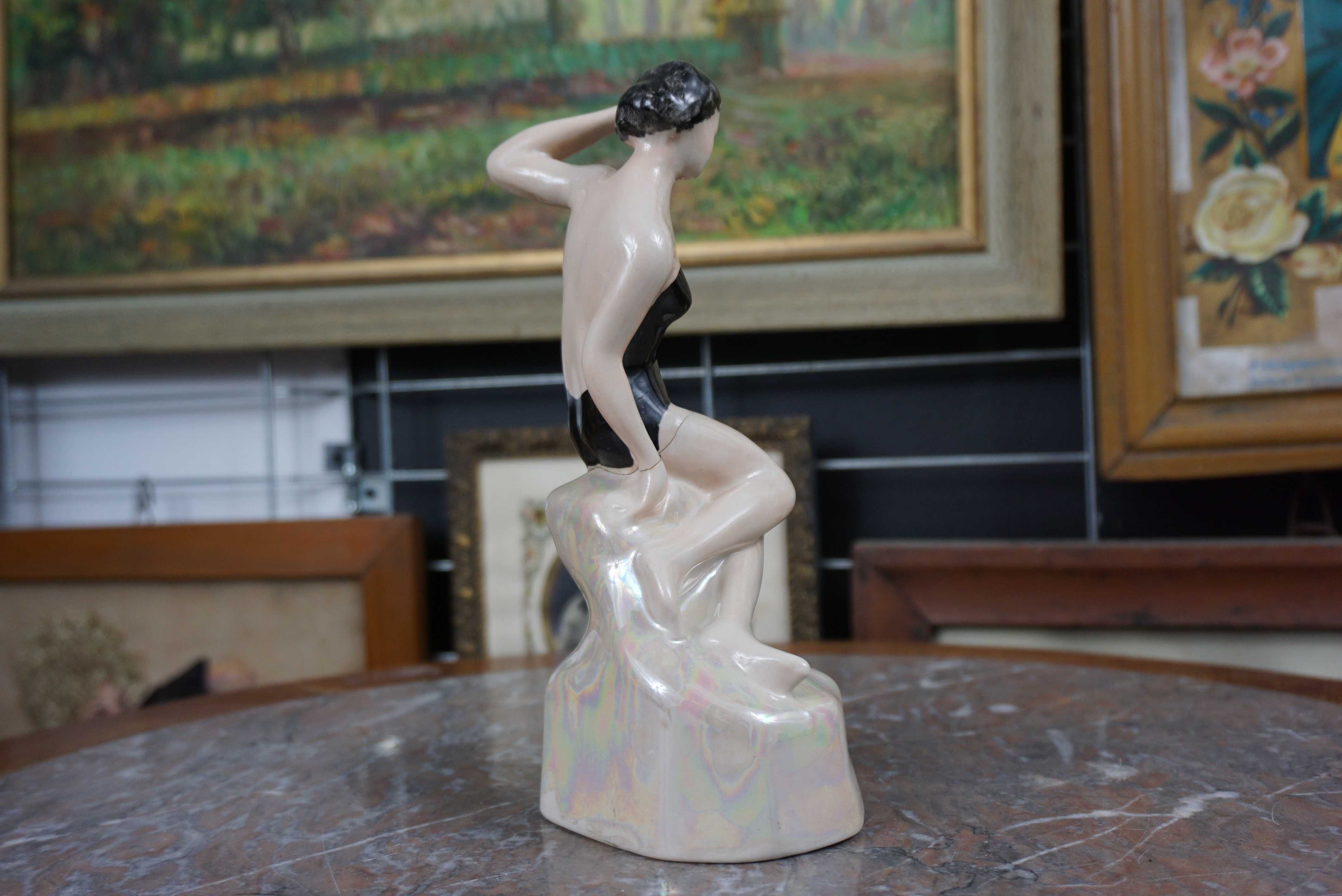 Figurka Kobieta na skale pływaczka porcelanowa Pikasiak New Look