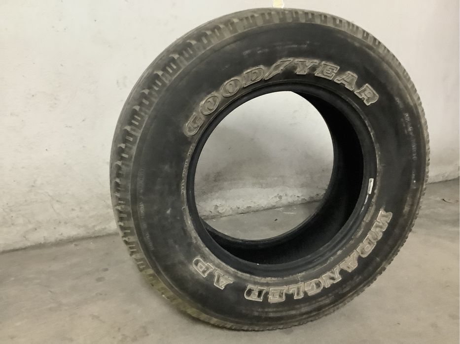 Pneu Wrangler Goodyear AT 245/70/16 usado