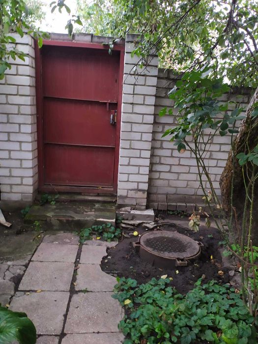 Частина цегляного будинку в затишному районі міста