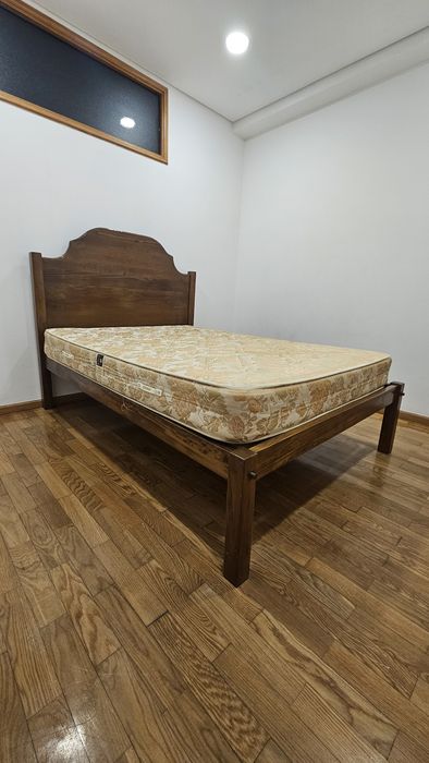 Cama 140×180 + estrado + colchão + mesinhas de cabeceira