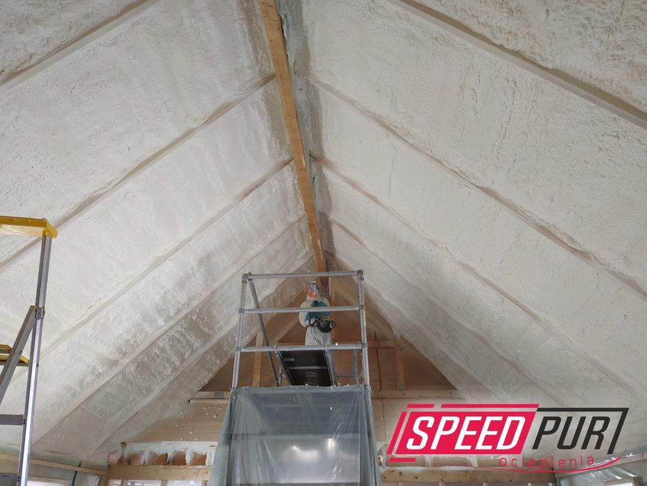 Ocieplanie pianką poddaszy izolacje pianką natryskowe Wiązar Strop,