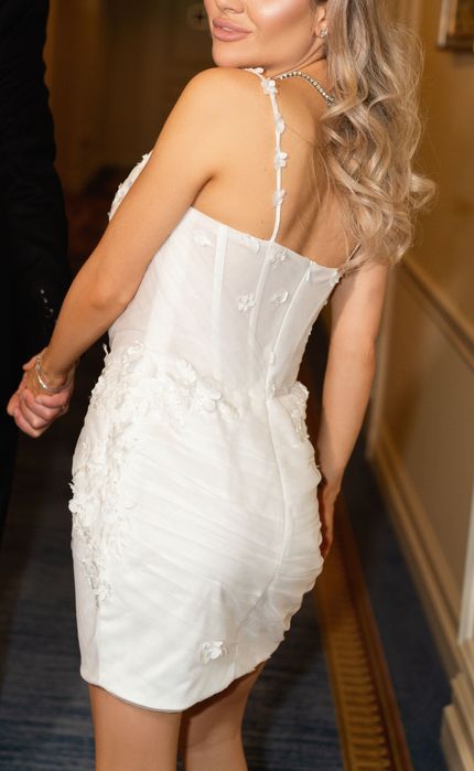 Весільна сукня на тонких бретелях
