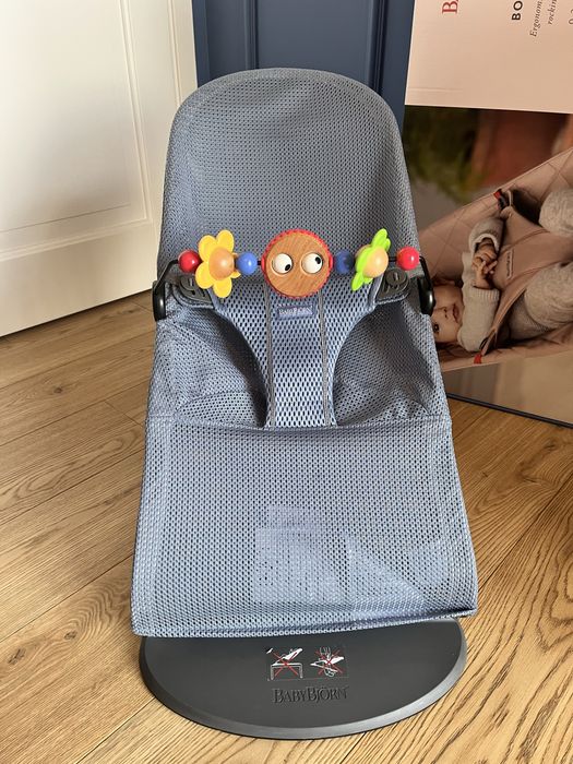 Bujaczek leżaczek BabyBjorn + zabawka