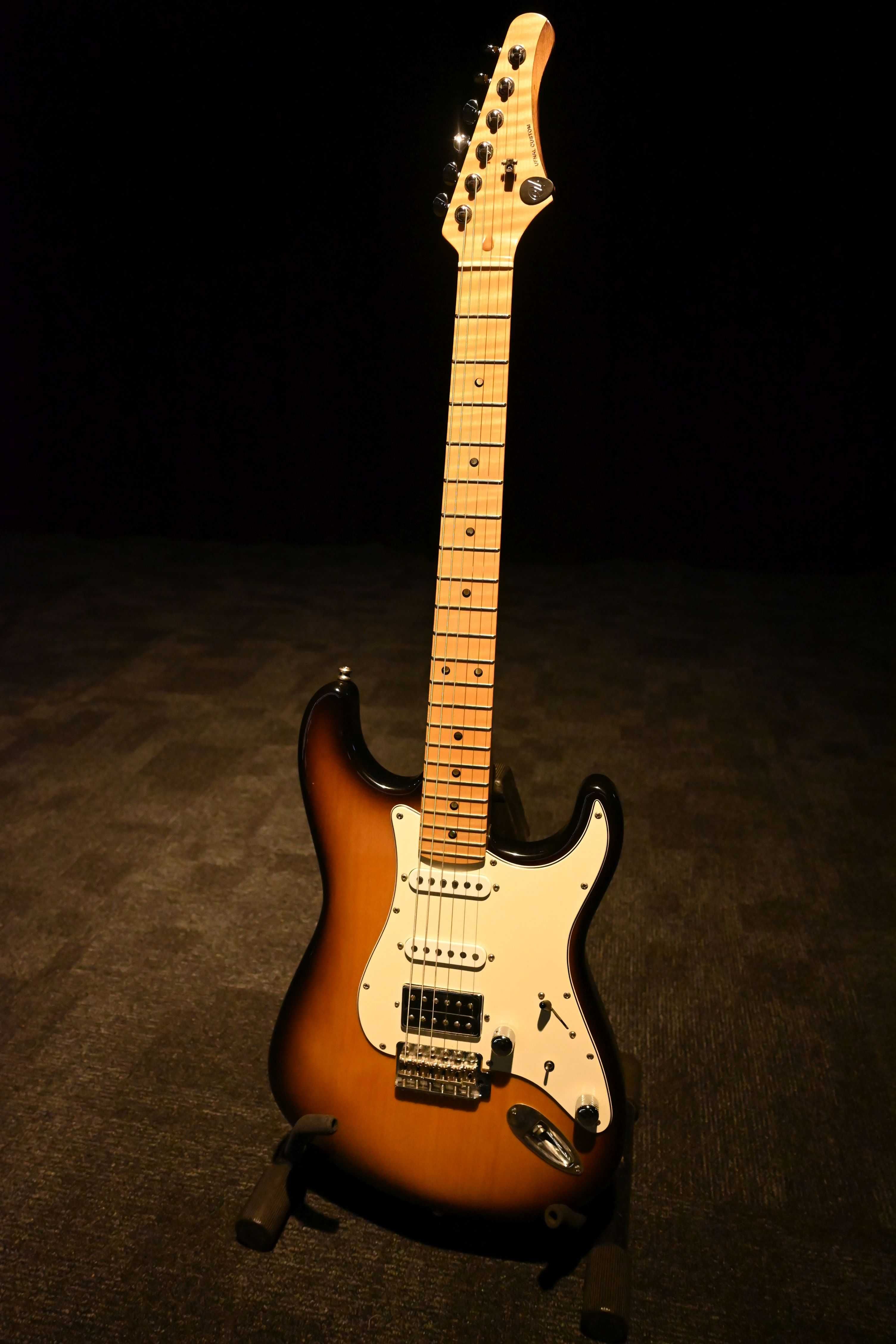UFNAL Modern Classic Stratocaster, struny Fender