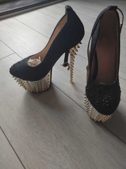 Туфли на высоком каблуке с шипами, 36 р.