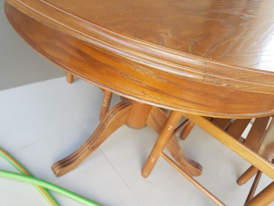 Mesa e cadeiras em madeira