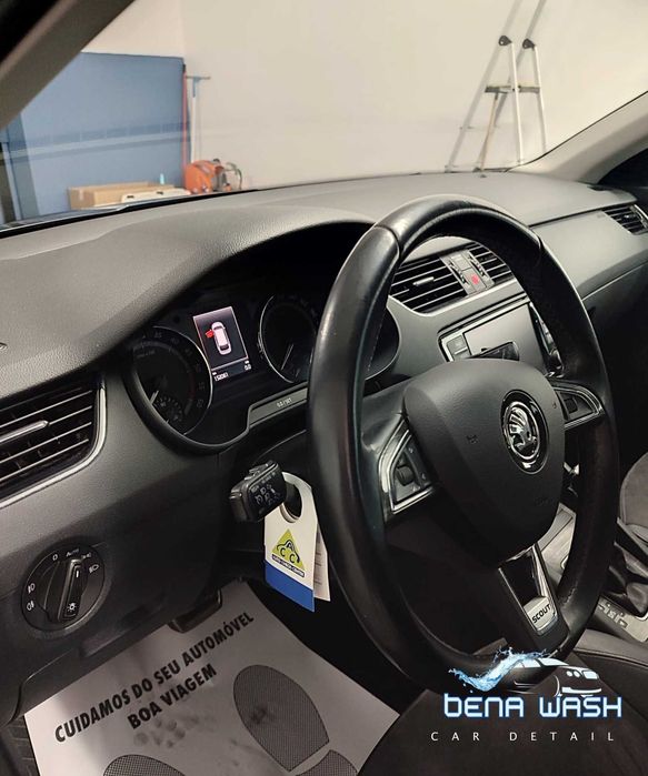 Lavagem Detalhada Automóvel