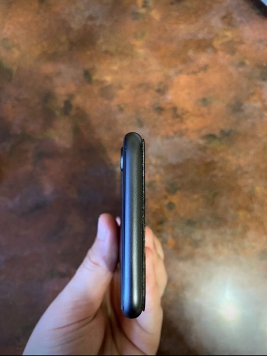 Продам Айфон 8