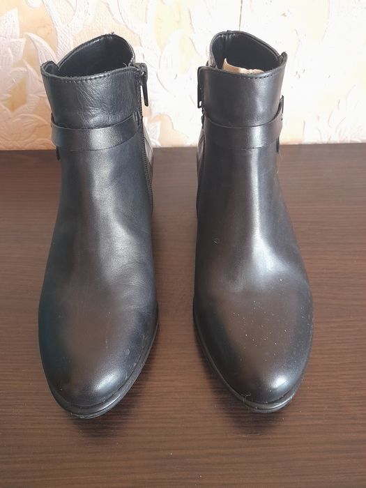 Продам женские ботинки.
