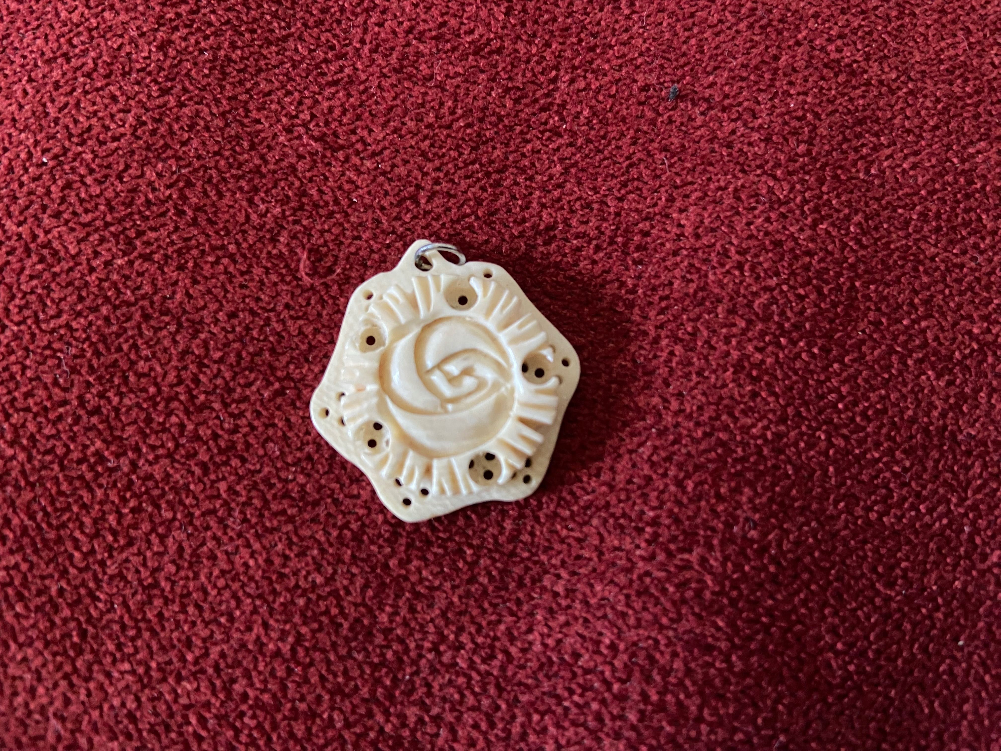 Pendentes, brincos e alfinete de peito rosa trabalhado material nobre