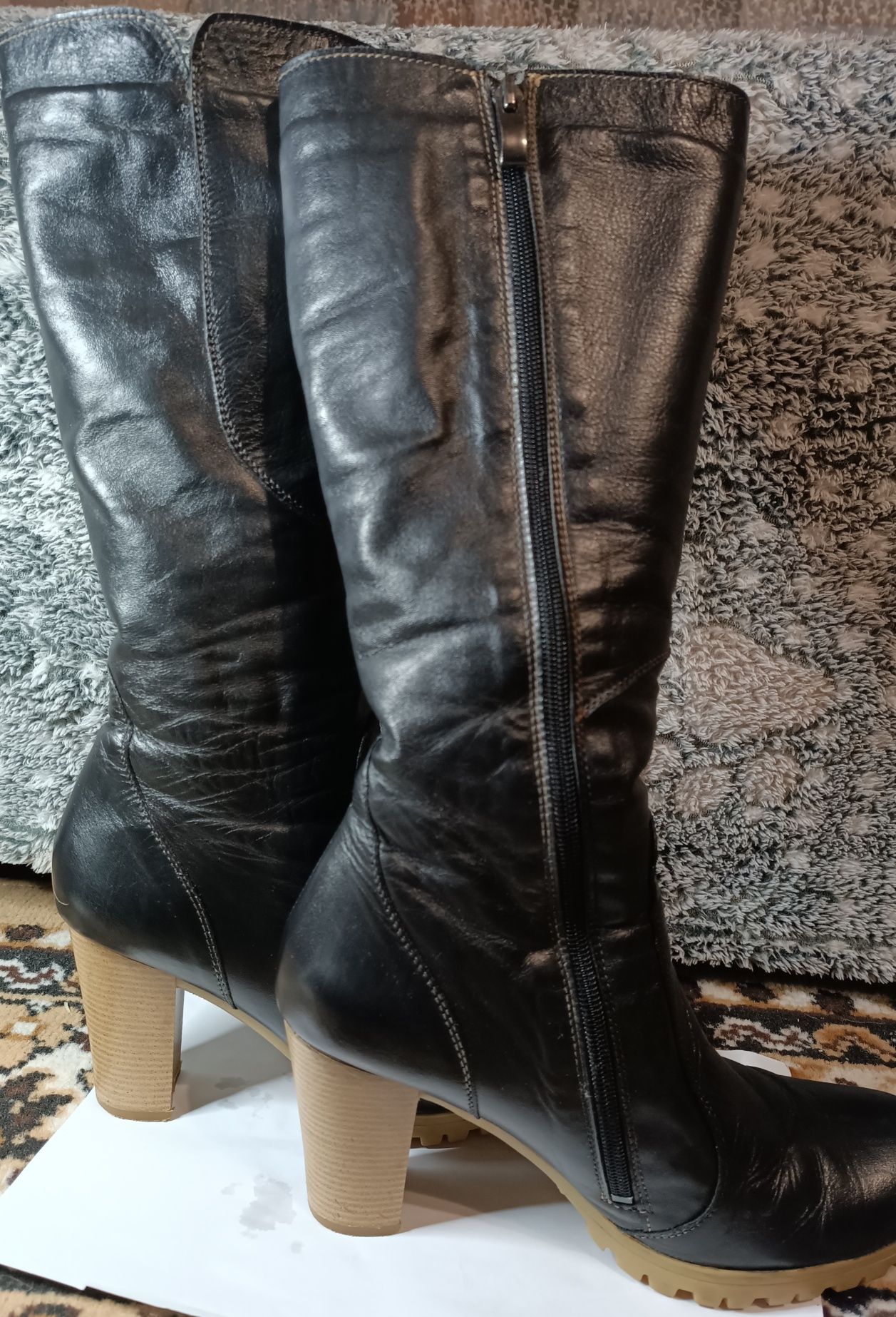 Класичні чорні зимові шкіряні чобітки на каблуку 41 розмір