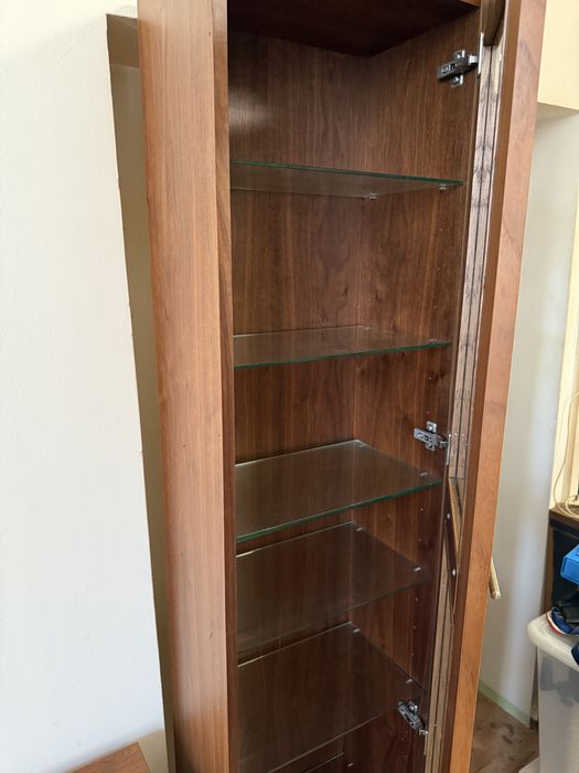 Witryna kolumna z prawdziwego drewna wisząca z półkami szklanymi