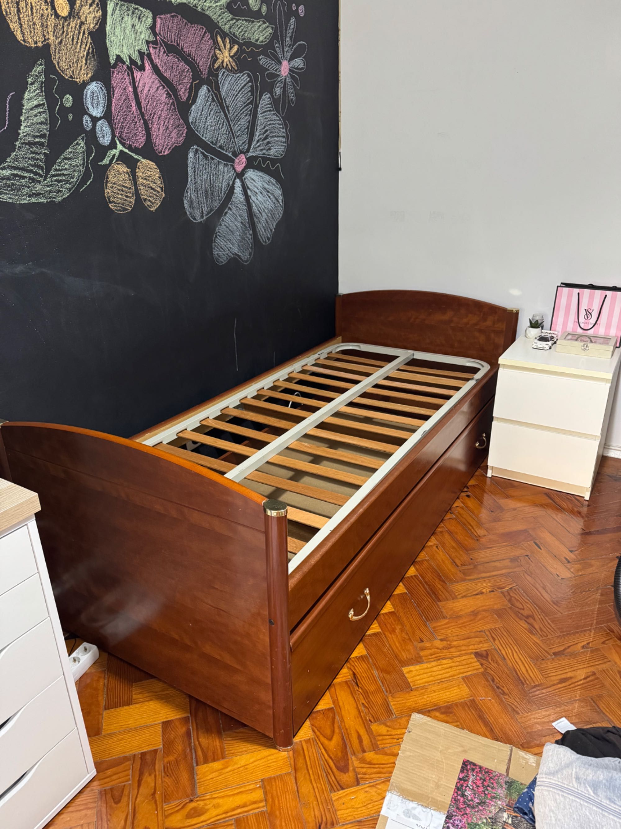 Cama com cama extra (tipo gaveta)