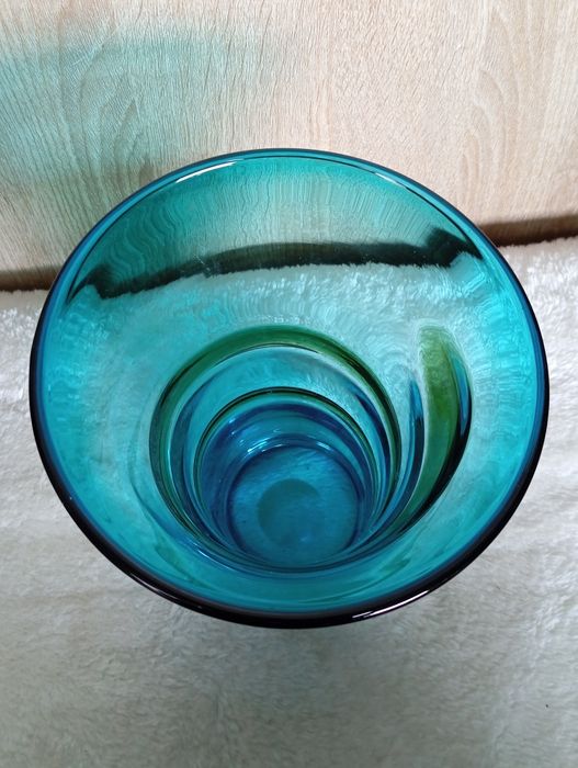 Szklany niebieski wazon