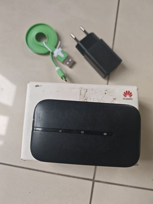 Router Huawei z wejściem na SIM ładowarką, kabelkiem USB, modem LTE 4G