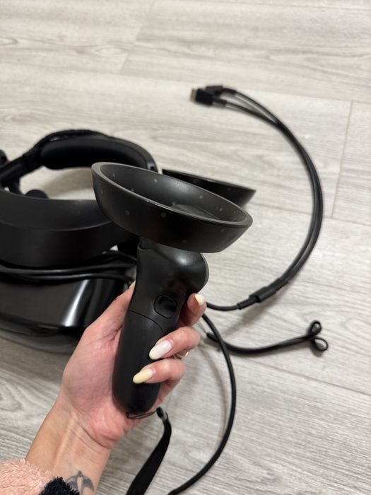 Samsung HMD Odyssey — VR-шолом з контролерами