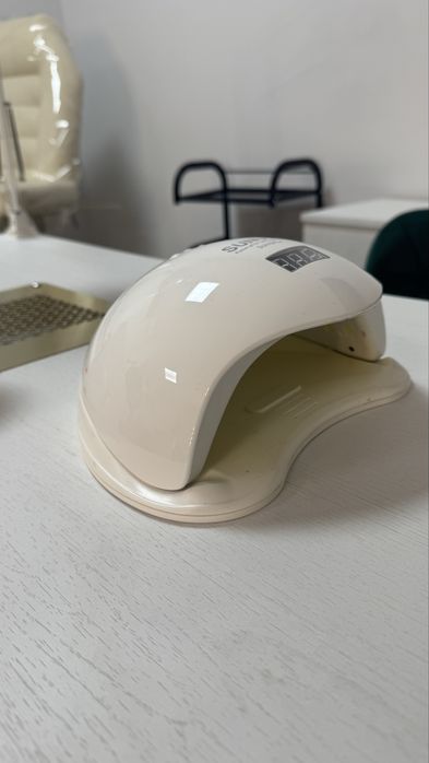 Манікюрний стіл з вбудованою витяжкою